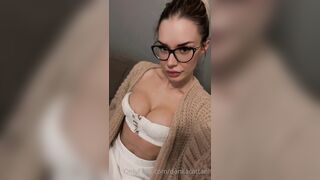 Biondina fica slingua la cappella