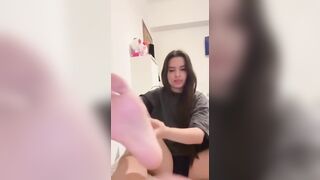 Immagina di segarti sui miei bellissimi piedi