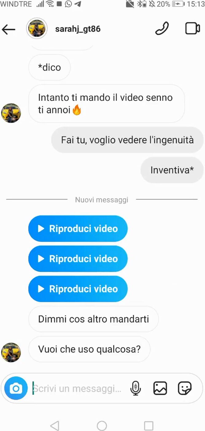 Giovane ragazza mora si masturba e manda video al suo fan