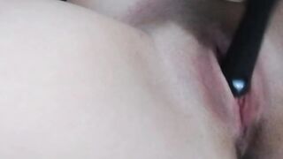 Studentessa gode con la spazzola