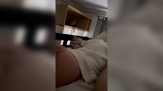 Masturba il culo stretto della sua ragazza e poi la scopa