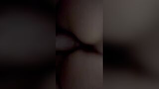 Masturba il culo stretto della sua ragazza e poi la scopa