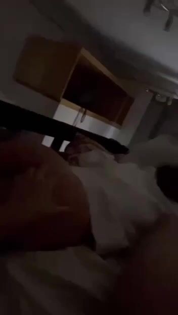 Masturba il culo stretto della sua ragazza e poi la scopa