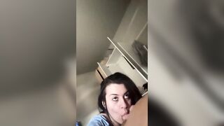 Ti faccio un bocchino e tu non sai reggere un cellulare del cazzo e riprendere?