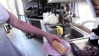 Scopata e inculata in cucina le fa ingoiare lo pserma dal cucchiaio