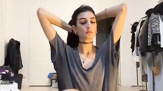 Si lega i capelli e spompina il cazzo al suo ragazzo