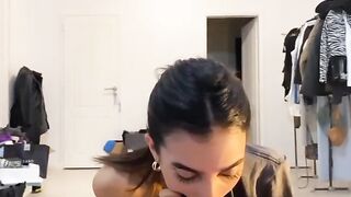 Si lega i capelli e spompina il cazzo al suo ragazzo