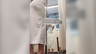 Mi masturbo in camerino durante lo shopping e squirto