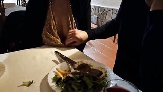 Moglie troia con le tette fuori al ristorante