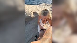 Pompino giovane fidanzata bionda al mare