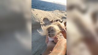 Pompino giovane fidanzata bionda al mare