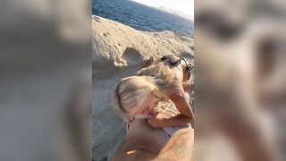 Pompino giovane fidanzata bionda al mare