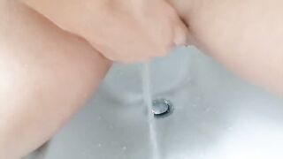 Pissing fidanzata troia in bagno