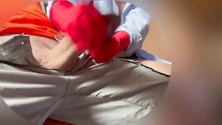 Sega coi guanti sotto il tavaolo casalinga