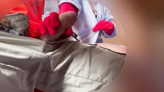 Sega coi guanti sotto il tavaolo casalinga