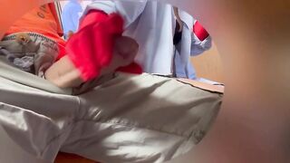 Sega coi guanti sotto il tavaolo casalinga