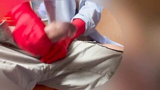 Sega coi guanti sotto il tavaolo casalinga