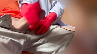 Sega coi guanti sotto il tavaolo casalinga