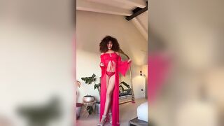 Joi italiano ricciolina mora ammaliante