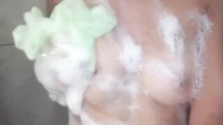 Fidanzata italiana si masturba sotto la doccia