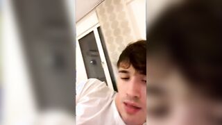 La coniglietta tettona scopata a pecorina dall'amico in live