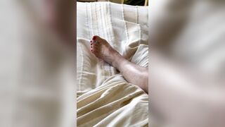 Moglie si rilassa sul divano