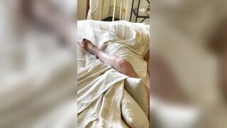 Moglie si rilassa sul divano