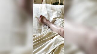 Moglie si rilassa sul divano