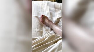 Moglie si rilassa sul divano