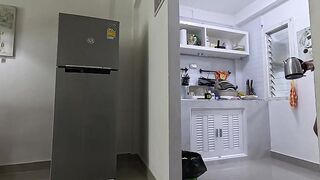 Moglie tettona nuda in casa