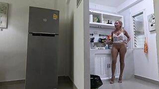 Moglie tettona nuda in casa