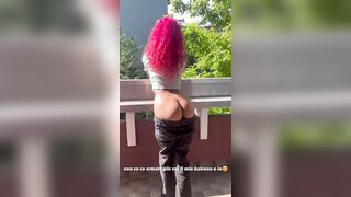 Moon esce il suo bel culo sul balcone