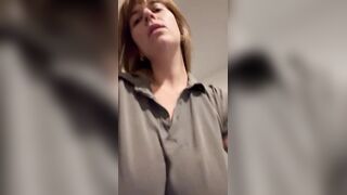 Mady si spoglia e si masturba col vibratore OF