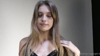 Biondina italiana fica scopata dal suo ragazzo e sborrata in faccia