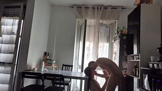 Mi ha scopata velocemente in cucina prima che tornassero i genitori