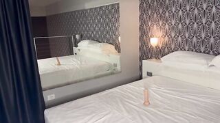 Panterona italiana tettona si masturba con grosso dildo e squirta