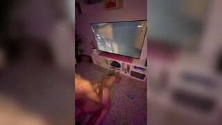 Gioca alla Play mentre scopa a novanta la sua bella fidanzata culona