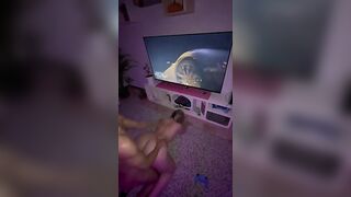 Gioca alla Play mentre scopa a novanta la sua bella fidanzata culona