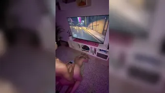 Mentre gioca video porno su ItPornIt
