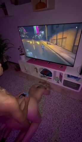 Gioca alla Play mentre scopa a novanta la sua bella fidanzata culona