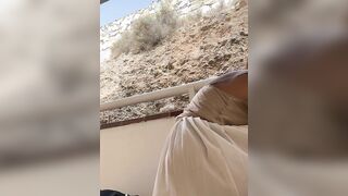 Milf esibizionista italiana senza mutandine stendendo i panni