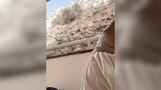 Milf esibizionista italiana senza mutandine stendendo i panni