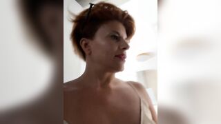 Milf esibizionista italiana senza mutandine stendendo i panni