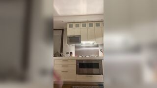 Il culo e le tettone della Botto in cucina OF