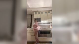 Il culo e le tettone della Botto in cucina OF