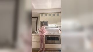 Il culo e le tettone della Botto in cucina OF