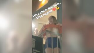 Napoli vince lo sucdetto e come promesso esce le tette