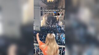 Napoli vince lo sucdetto e come promesso esce le tette