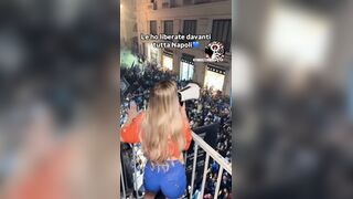 Napoli vince lo sucdetto e come promesso esce le tette