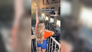 Napoli vince lo sucdetto e come promesso esce le tette